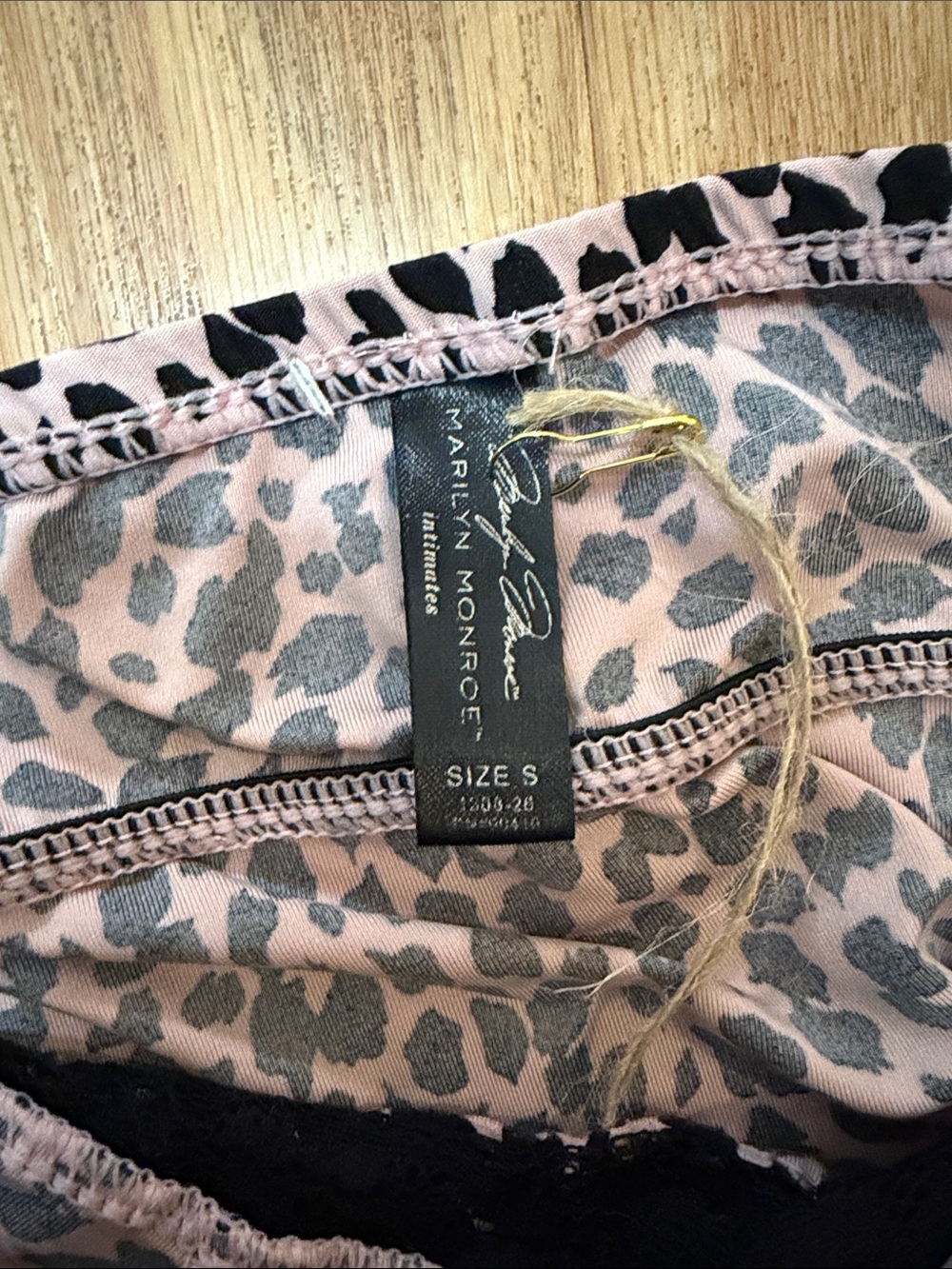 Marilyn Monroe Women's Pink Leopard Lace Trim Sleep Set - Picture 4 of 4
